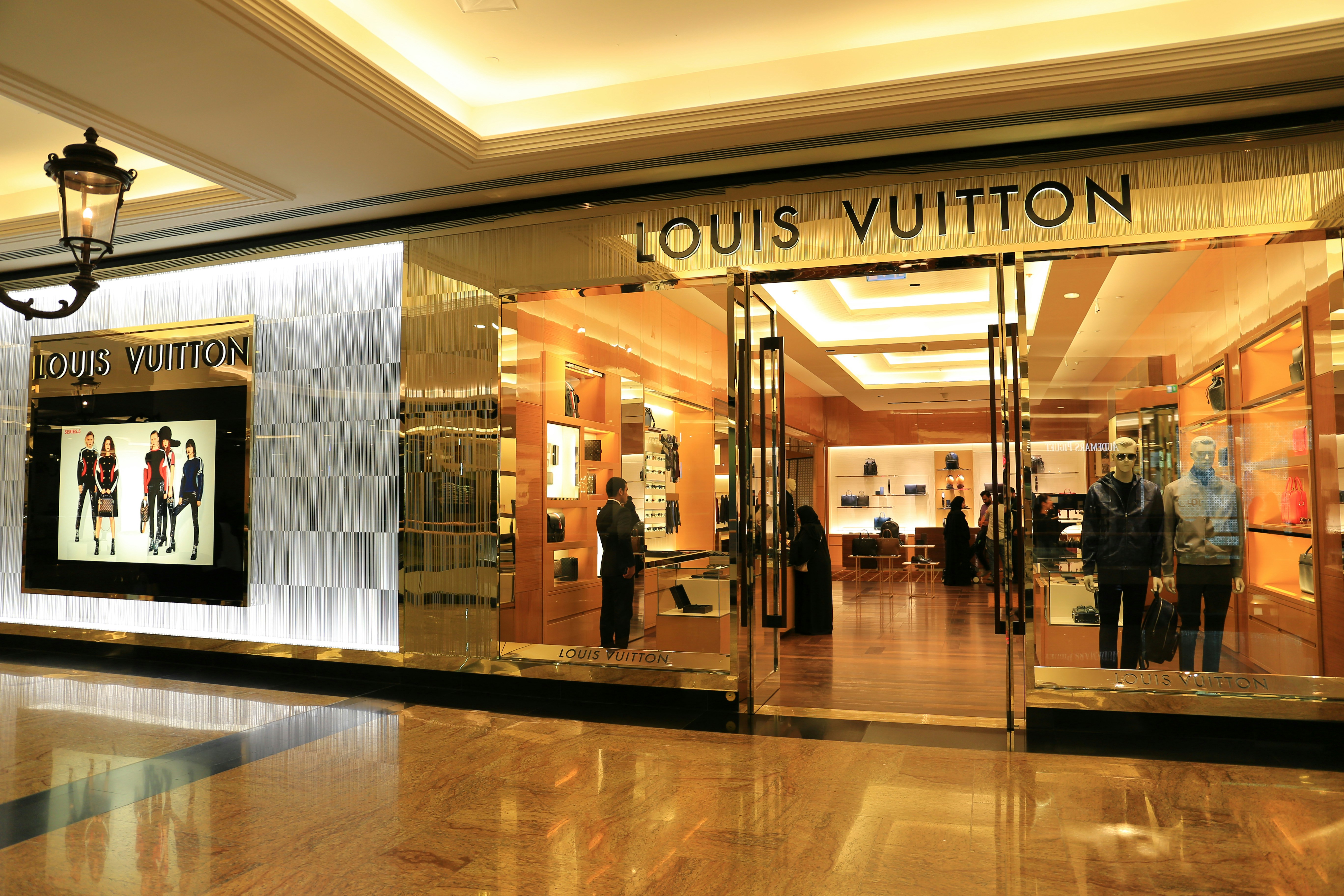 Personal wardrobe curation for luxury travelers